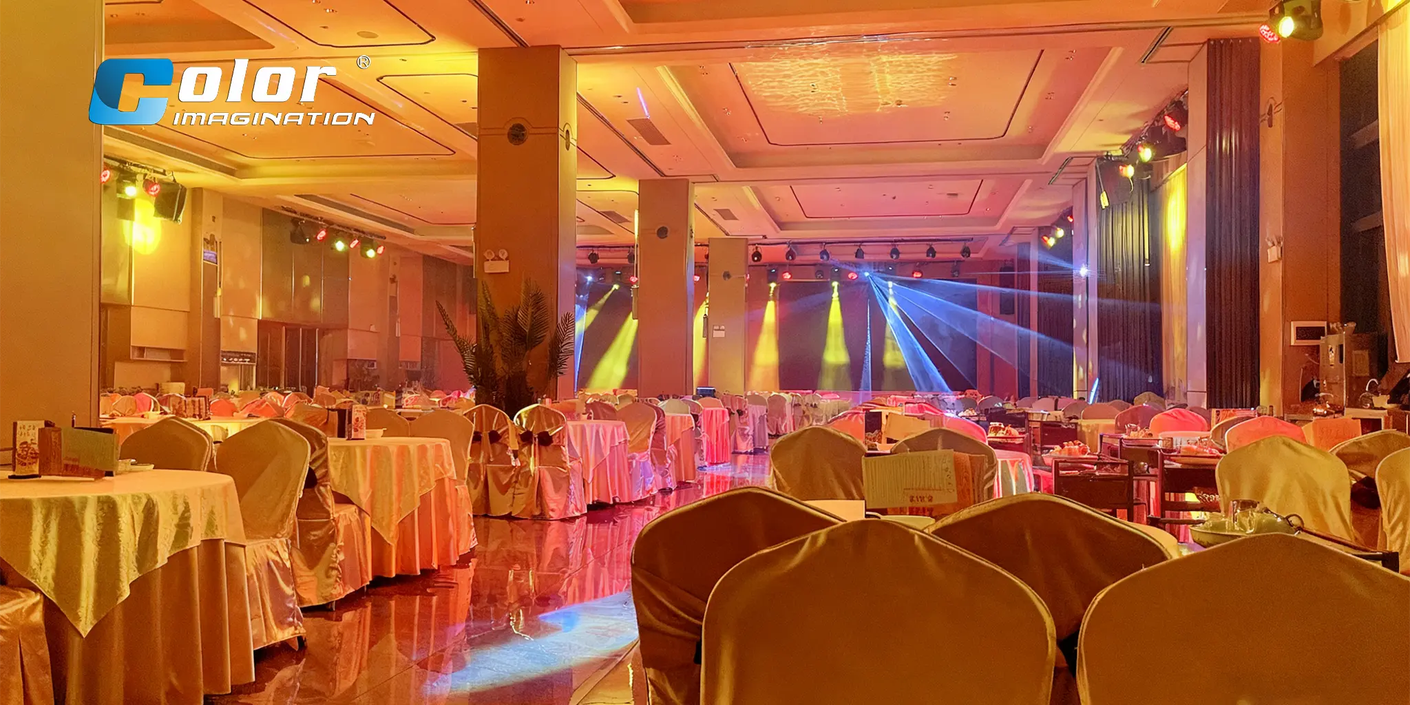 御庆楼婚宴/演出场景，展示灯光营造的氛围效果