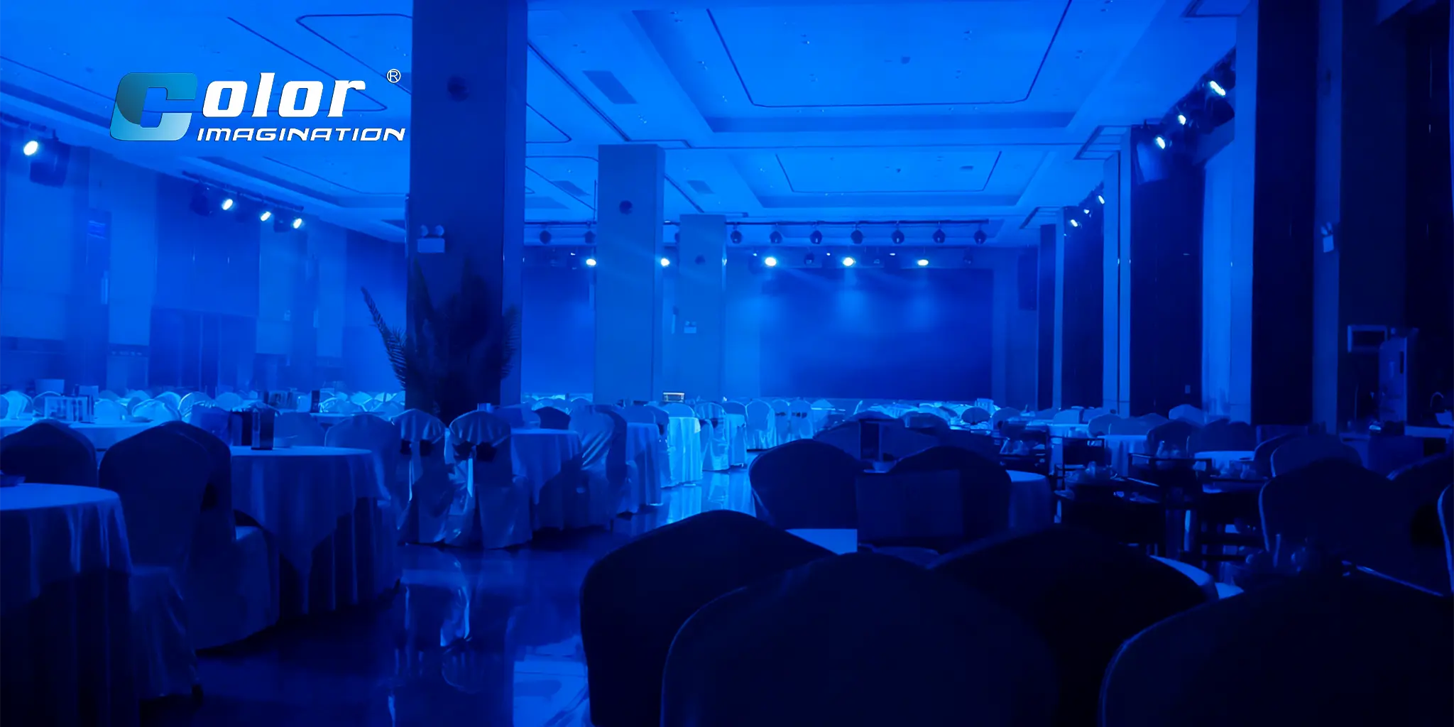 御庆楼升级后灯光效果，展示主舞台与公共区域的光影搭配