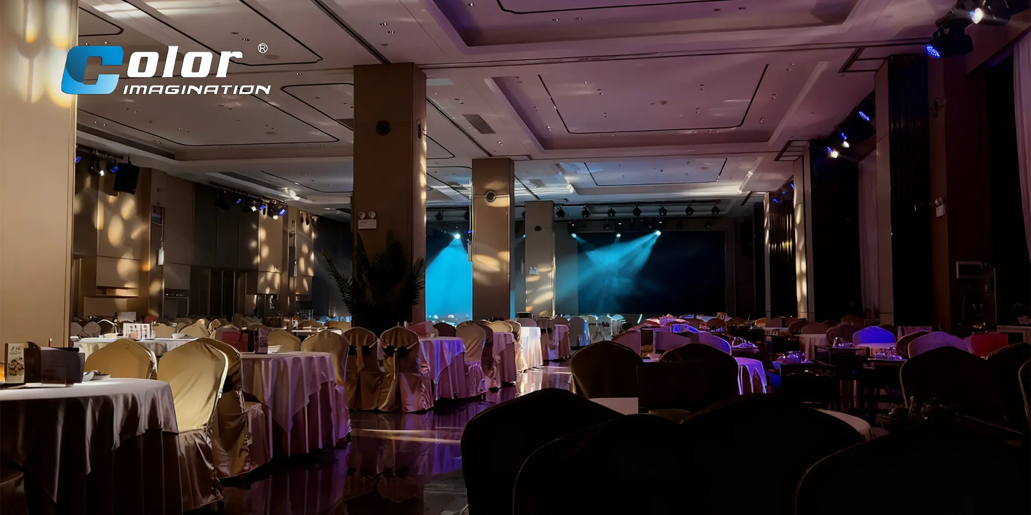 御庆楼内部展示，可见雕花窗棂、红木家具等岭南风格元素