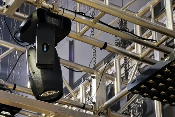 夜幕闪耀：Party Ace 酒吧的技术合作